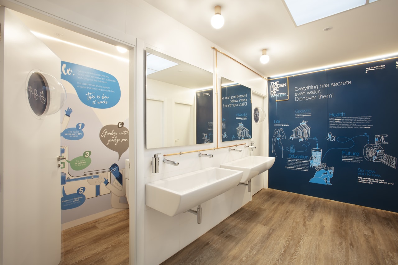 El original espacio abierto, diseñado según el método japonés del «ikigai», nos anima a priorizar nuestra pasión, dar sentido a nuestras vidas; se trata de un lugar acogedor y lleno de energía, donde los materiales naturales, el uso de la luz o la elección de los muebles invitan al visitante a desarrollarse plenamente. La participación de Roca en este proyecto aunó el diseño sostenible y la funcionalidad a través de productos como la grifería temporizada Sprint, el inodoro Meridian y la innovadora solución W+W, que combina lavabo e inodoro y reutiliza el agua del lavabo para descargar la cisterna. Con el fin de optimizar el espacio, se eligieron los prácticos accesorios de la colección Hotels, así como el bastidor In-Wall y el sifón Minimal. En los aseos adaptados para personas con movilidad reducida se optó por la grifería Victoria Pro, el espejo basculante Luna y productos de la colección Access. La selección de algunas de las soluciones más innovadoras de Roca subraya el compromiso del proyecto con el uso eficiente de los recursos, la durabilidad y la optimización del espacio en este entorno de gran tránsito.3