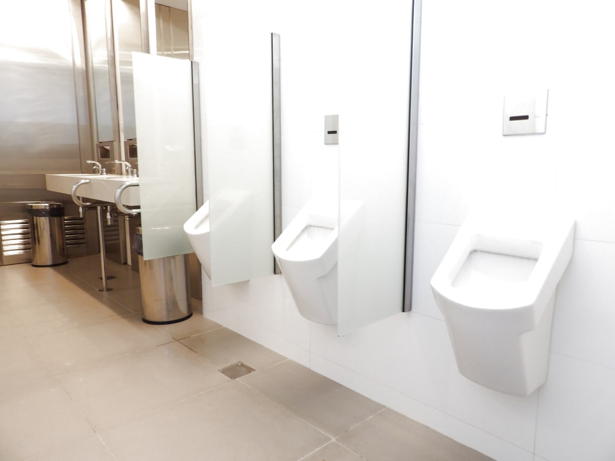 Los baños incorporan productos Roca que priorizan la eficiencia energética e hídrica: la grifería de lavabo L20, con tecnología Cold Start, evita el consumo innecesario de agua caliente, y los temporizadores incluidos en las duchas del gimnasio contribuyen al ahorro de agua. En términos de seguridad y accesibilidad, se ha optado por la colección Access, con barras de apoyo y lavabos murales. Por último, los inodoros y urinarios de la colección Hall han sido seleccionados por su elegante diseño y durabilidad.