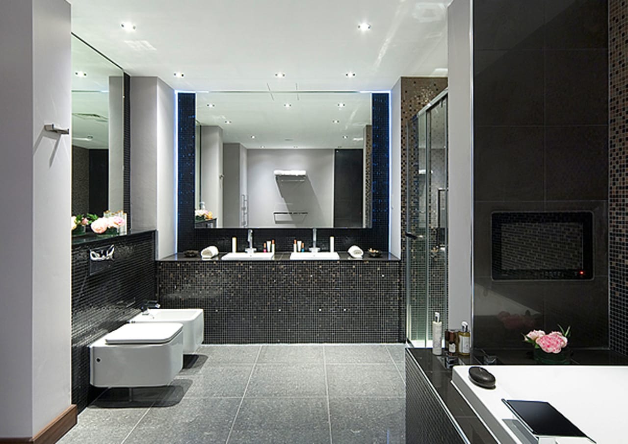 Este alojamiento – uno de los primeros establecimientos hoteleros respetuosos con el medio ambiente – utiliza iluminación LED, un sistema de aire acondicionado eficiente y recogida de agua de lluvia para reducir su huella de carbono. Los baños están equipados con las colecciones Element y Diverta de Roca, con un diseño moderno que permite gestionar el agua de forma eficiente. Los lavabos Diverta son fáciles de usar y optimizan el espacio, mientras que la grifería Element contribuye al ahorro de agua. Estos productos se adaptan a la perfección a la misión del hotel de reducir su impacto medioambiental sin comprometer el lujo y el confort que esperan sus huéspedes.1