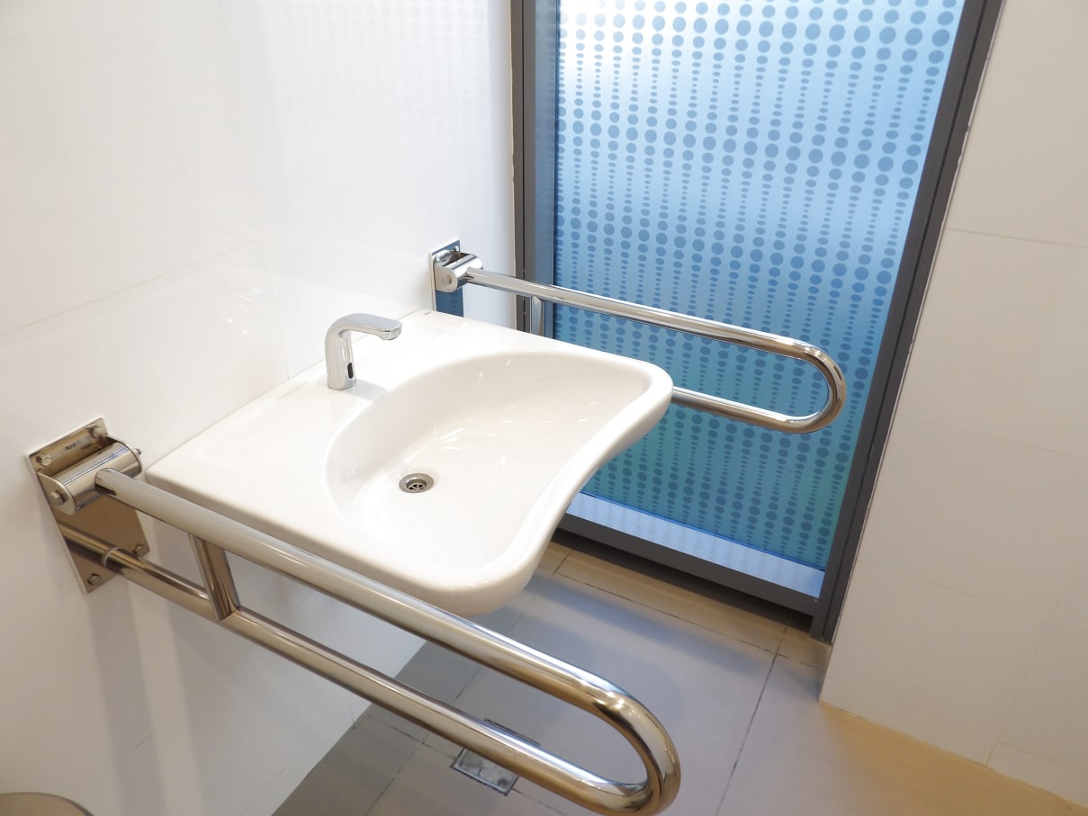 Los baños incorporan productos Roca que priorizan la eficiencia energética e hídrica: la grifería de lavabo L20, con tecnología Cold Start, evita el consumo innecesario de agua caliente, y los temporizadores incluidos en las duchas del gimnasio contribuyen al ahorro de agua. En términos de seguridad y accesibilidad, se ha optado por la colección Access, con barras de apoyo y lavabos murales. Por último, los inodoros y urinarios de la colección Hall han sido seleccionados por su elegante diseño y durabilidad.3