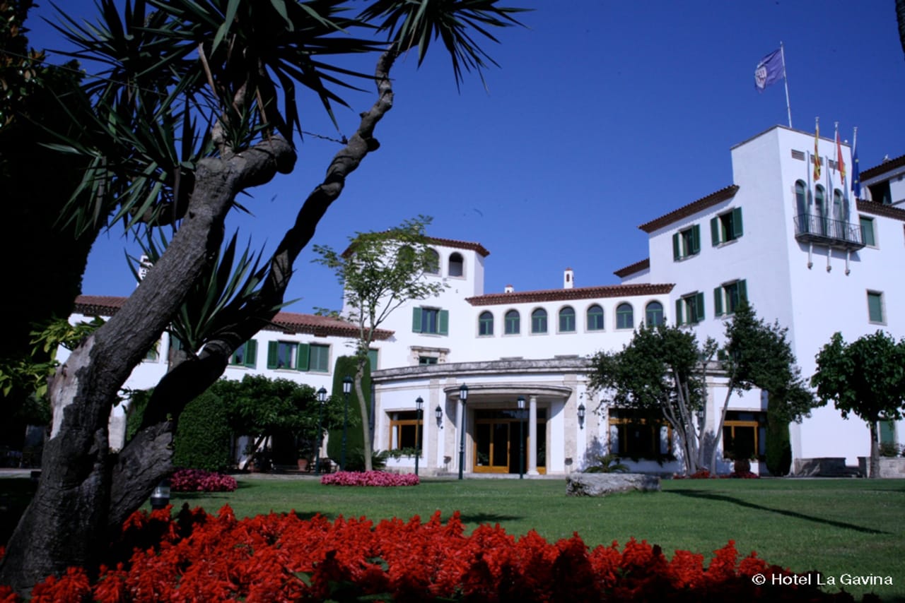 Los baños de Hostal de La Gavina están equipados con los inodoros Hall de Roca, así como los lavabos Diverta y Kalahari combinados con la grifería de líneas orgánicas Thesis. Estos productos fueron seleccionados por su diseño sofisticado y su excepcional calidad, ofreciendo a los usuarios una extraordinaria experiencia acorde con la atmósfera de exclusividad que se respira en el hotel. Los productos Roca aúnan durabilidad y estética y ofrecen a los huéspedes confort y estilo en cada detalle.