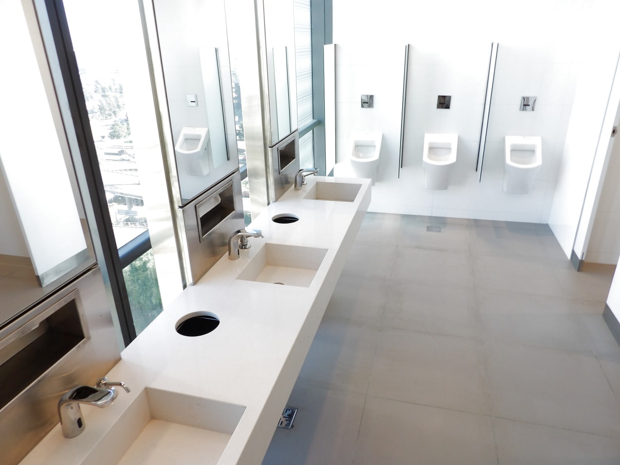 Los baños incorporan productos Roca que priorizan la eficiencia energética e hídrica: la grifería de lavabo L20, con tecnología Cold Start, evita el consumo innecesario de agua caliente, y los temporizadores incluidos en las duchas del gimnasio contribuyen al ahorro de agua. En términos de seguridad y accesibilidad, se ha optado por la colección Access, con barras de apoyo y lavabos murales. Por último, los inodoros y urinarios de la colección Hall han sido seleccionados por su elegante diseño y durabilidad.4