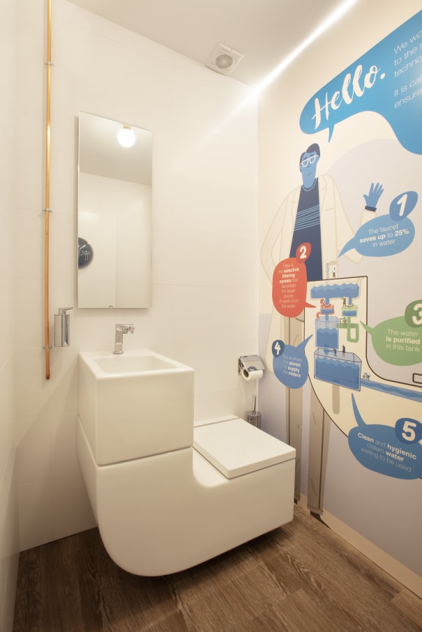 El original espacio abierto, diseñado según el método japonés del «ikigai», nos anima a priorizar nuestra pasión, dar sentido a nuestras vidas; se trata de un lugar acogedor y lleno de energía, donde los materiales naturales, el uso de la luz o la elección de los muebles invitan al visitante a desarrollarse plenamente. La participación de Roca en este proyecto aunó el diseño sostenible y la funcionalidad a través de productos como la grifería temporizada Sprint, el inodoro Meridian y la innovadora solución W+W, que combina lavabo e inodoro y reutiliza el agua del lavabo para descargar la cisterna. Con el fin de optimizar el espacio, se eligieron los prácticos accesorios de la colección Hotels, así como el bastidor In-Wall y el sifón Minimal. En los aseos adaptados para personas con movilidad reducida se optó por la grifería Victoria Pro, el espejo basculante Luna y productos de la colección Access. La selección de algunas de las soluciones más innovadoras de Roca subraya el compromiso del proyecto con el uso eficiente de los recursos, la durabilidad y la optimización del espacio en este entorno de gran tránsito.4