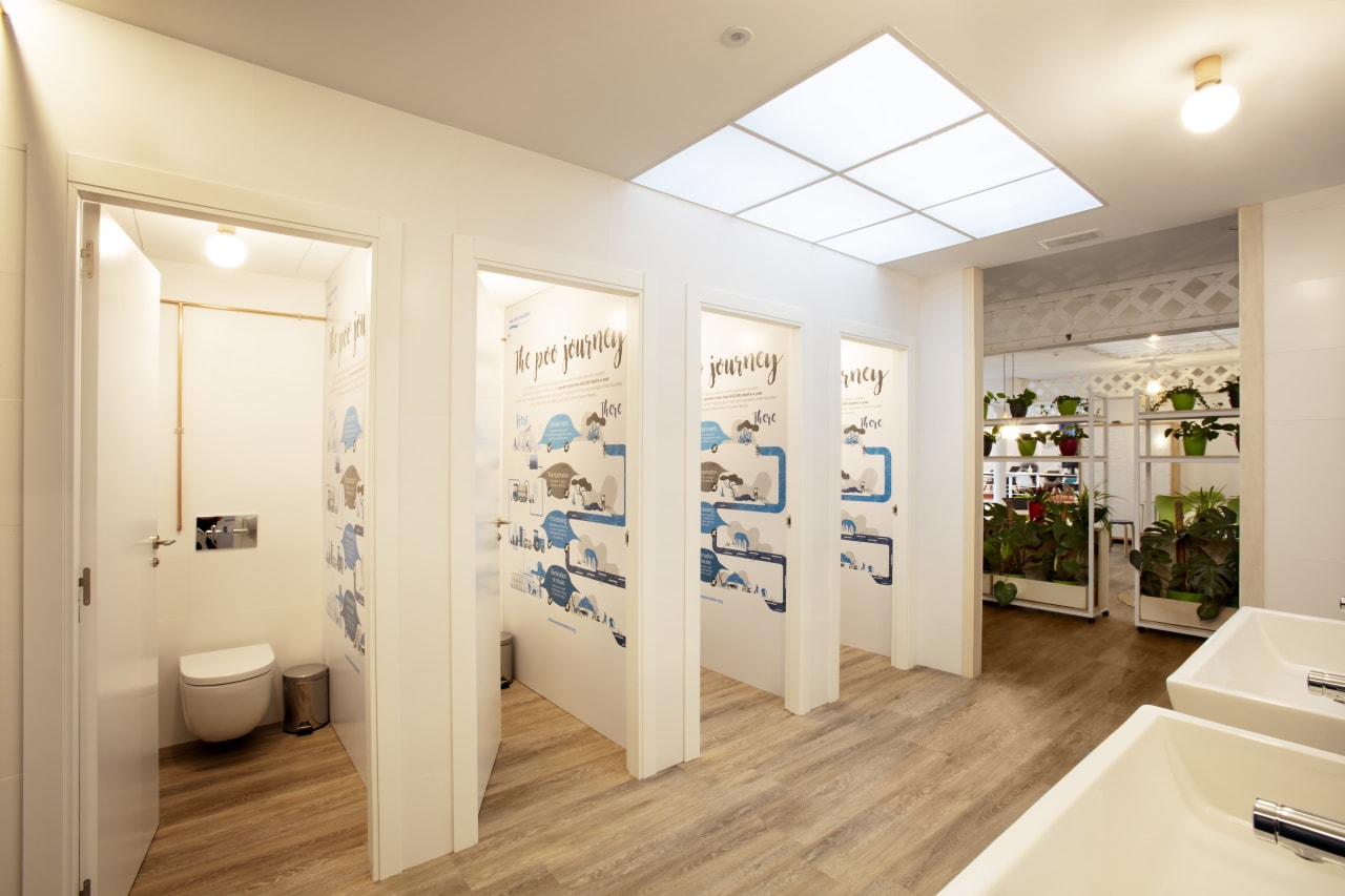 El original espacio abierto, diseñado según el método japonés del «ikigai», nos anima a priorizar nuestra pasión, dar sentido a nuestras vidas; se trata de un lugar acogedor y lleno de energía, donde los materiales naturales, el uso de la luz o la elección de los muebles invitan al visitante a desarrollarse plenamente. La participación de Roca en este proyecto aunó el diseño sostenible y la funcionalidad a través de productos como la grifería temporizada Sprint, el inodoro Meridian y la innovadora solución W+W, que combina lavabo e inodoro y reutiliza el agua del lavabo para descargar la cisterna. Con el fin de optimizar el espacio, se eligieron los prácticos accesorios de la colección Hotels, así como el bastidor In-Wall y el sifón Minimal. En los aseos adaptados para personas con movilidad reducida se optó por la grifería Victoria Pro, el espejo basculante Luna y productos de la colección Access. La selección de algunas de las soluciones más innovadoras de Roca subraya el compromiso del proyecto con el uso eficiente de los recursos, la durabilidad y la optimización del espacio en este entorno de gran tránsito.5