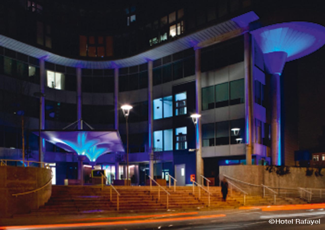 Este alojamiento – uno de los primeros establecimientos hoteleros respetuosos con el medio ambiente – utiliza iluminación LED, un sistema de aire acondicionado eficiente y recogida de agua de lluvia para reducir su huella de carbono. Los baños están equipados con las colecciones Element y Diverta de Roca, con un diseño moderno que permite gestionar el agua de forma eficiente. Los lavabos Diverta son fáciles de usar y optimizan el espacio, mientras que la grifería Element contribuye al ahorro de agua. Estos productos se adaptan a la perfección a la misión del hotel de reducir su impacto medioambiental sin comprometer el lujo y el confort que esperan sus huéspedes.