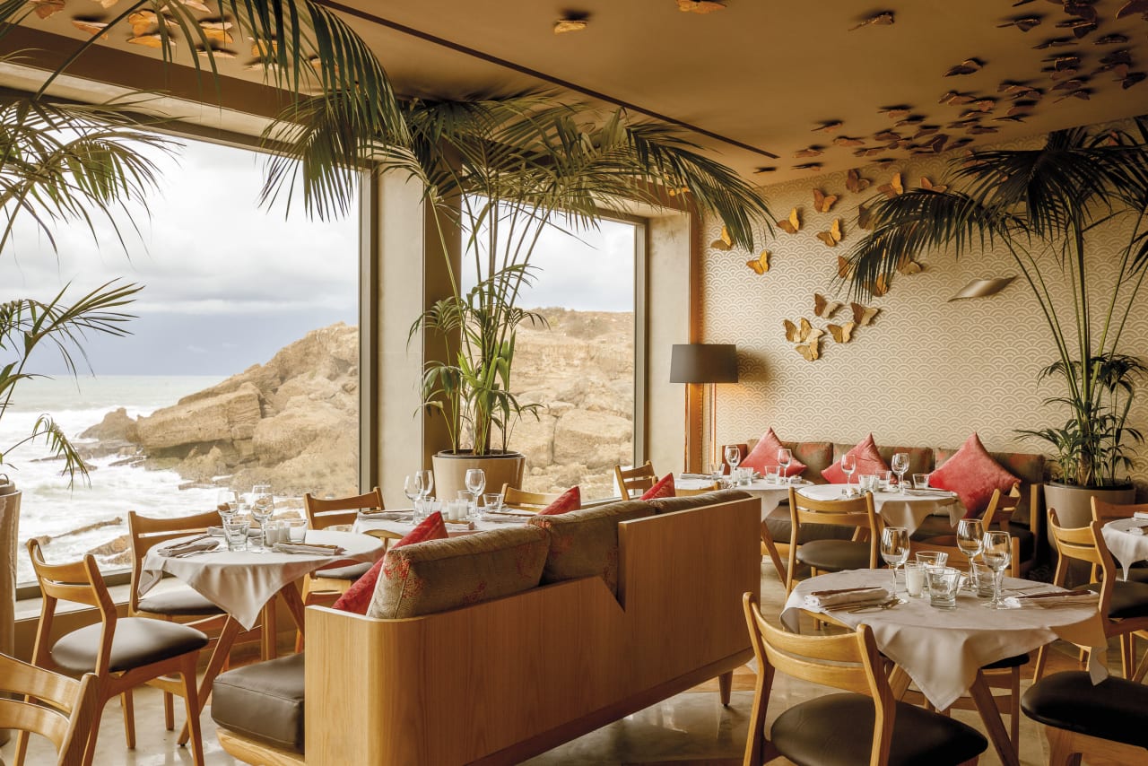 El restaurante Lily's ofrece un ambiente acogedor y sofisticado gracias a la utilización de una paleta de colores cálidos, materiales naturales y toques de verdor con plantas estratégicamente colocadas. El diseño de los espacios de baño sigue la línea del lujo discreto, con un guiño a la cultura local. Cuenta con delicados lavabos Inspira, urinarios Spun y grifería Loft. La combinación de materiales de alta calidad y un diseño cuidado hace del baño un espacio estético y funcional, reflejando la importancia del agua y la higiene en la cultura árabe.2