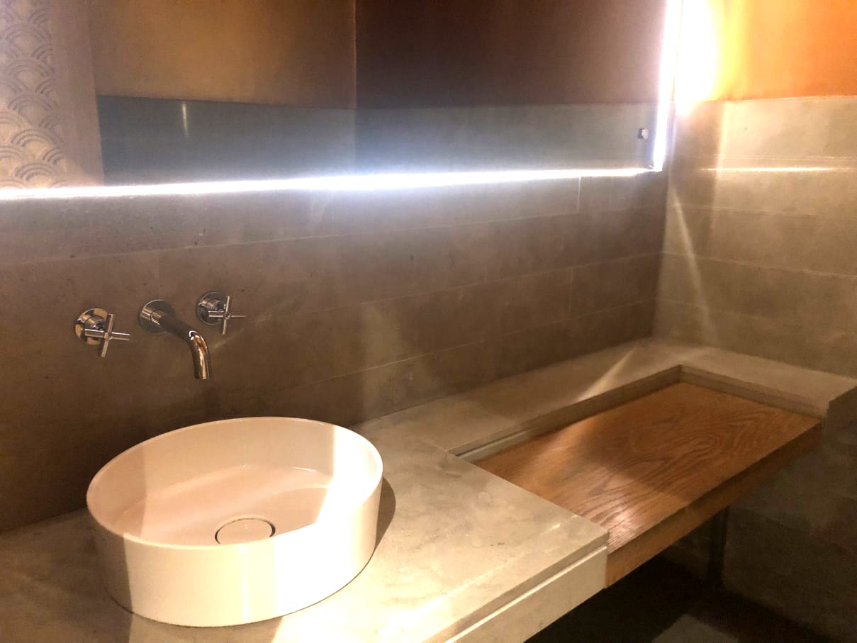 El restaurante Lily's ofrece un ambiente acogedor y sofisticado gracias a la utilización de una paleta de colores cálidos, materiales naturales y toques de verdor con plantas estratégicamente colocadas. El diseño de los espacios de baño sigue la línea del lujo discreto, con un guiño a la cultura local. Cuenta con delicados lavabos Inspira, urinarios Spun y grifería Loft. La combinación de materiales de alta calidad y un diseño cuidado hace del baño un espacio estético y funcional, reflejando la importancia del agua y la higiene en la cultura árabe.