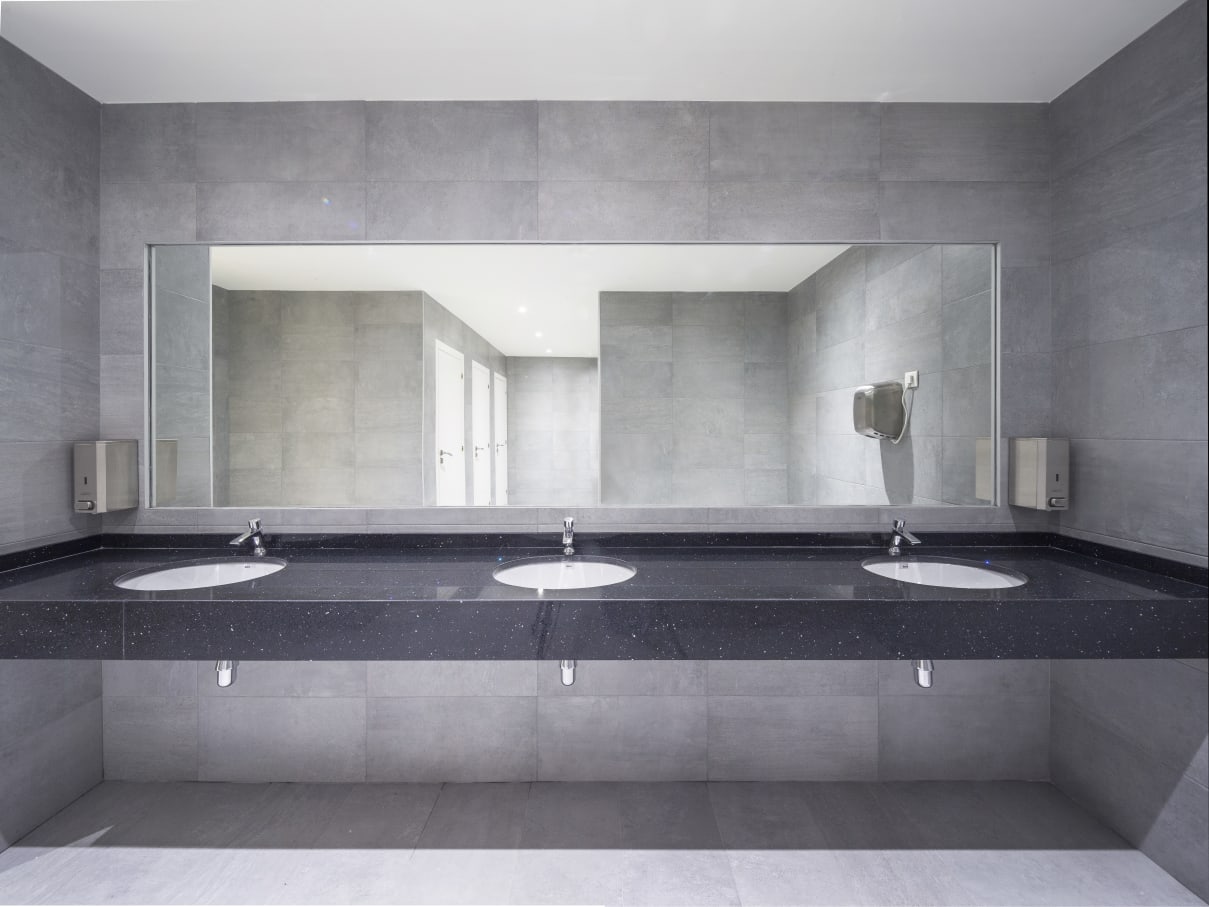 Los discretos lavabos bajo encimera Neo Selene de Roca y la grifería temporizada Instant se combinan con los versátiles inodoros Meridian. Los accesorios de la colección Access se incorporaron para facilitar la accesibilidad a las personas con movilidad reducida. Las prácticas y elegantes soluciones de Roca fueron elegidas por su durabilidad y fiabilidad en una de las infraestructuras culturales más visitadas de Barcelona.2