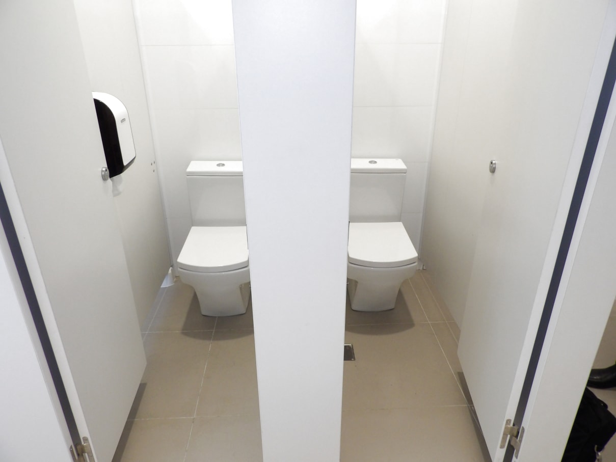 Los baños incorporan productos Roca que priorizan la eficiencia energética e hídrica: la grifería de lavabo L20, con tecnología Cold Start, evita el consumo innecesario de agua caliente, y los temporizadores incluidos en las duchas del gimnasio contribuyen al ahorro de agua. En términos de seguridad y accesibilidad, se ha optado por la colección Access, con barras de apoyo y lavabos murales. Por último, los inodoros y urinarios de la colección Hall han sido seleccionados por su elegante diseño y durabilidad.6