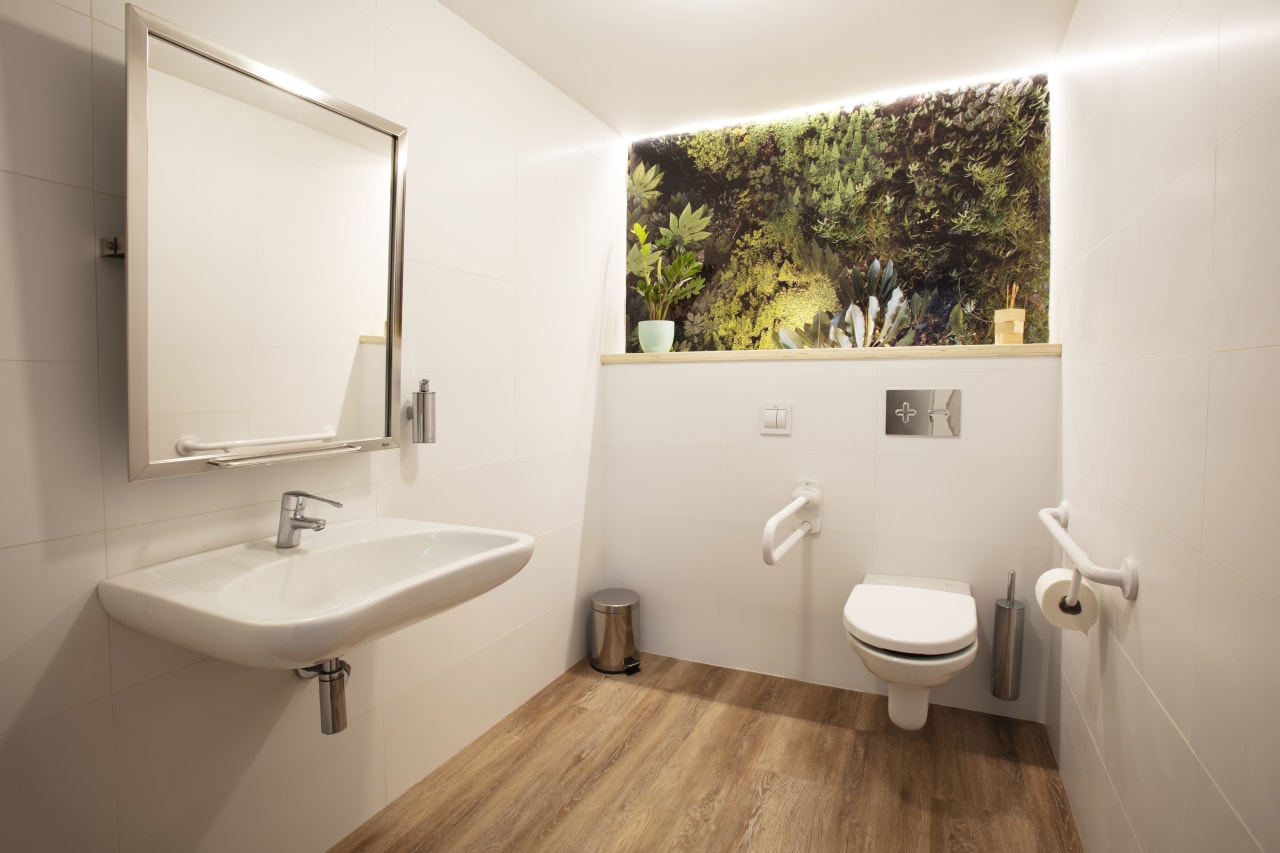 El original espacio abierto, diseñado según el método japonés del «ikigai», nos anima a priorizar nuestra pasión, dar sentido a nuestras vidas; se trata de un lugar acogedor y lleno de energía, donde los materiales naturales, el uso de la luz o la elección de los muebles invitan al visitante a desarrollarse plenamente. La participación de Roca en este proyecto aunó el diseño sostenible y la funcionalidad a través de productos como la grifería temporizada Sprint, el inodoro Meridian y la innovadora solución W+W, que combina lavabo e inodoro y reutiliza el agua del lavabo para descargar la cisterna. Con el fin de optimizar el espacio, se eligieron los prácticos accesorios de la colección Hotels, así como el bastidor In-Wall y el sifón Minimal. En los aseos adaptados para personas con movilidad reducida se optó por la grifería Victoria Pro, el espejo basculante Luna y productos de la colección Access. La selección de algunas de las soluciones más innovadoras de Roca subraya el compromiso del proyecto con el uso eficiente de los recursos, la durabilidad y la optimización del espacio en este entorno de gran tránsito.1