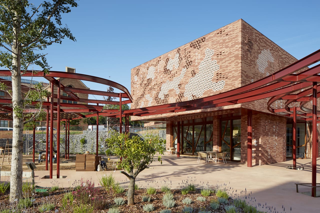 La fundación ofrece atención y apoyo gratuitos a los pacientes de cáncer y a sus familias. El diseño se integra perfectamente en el entorno, con zonas comunes y una acogedora planta baja en forma de abanico con grandes ventanales que dan al jardín. Esta colaboración es una muestra del compromiso con la mejora de la sociedad a través del bienestar y la innovación, que se refleja en la cuidada selección de productos Roca. Entre ellos destacan los lavabos Sofia, combinados con la grifería Lanta y los espejos Luna, y los inodoros Meridian, complementados con placas de accionamiento PL6 Dual, así como griferías de las colecciones Access y Victoria Pro, seleccionadas por su ergonomía. Todos los productos encajan a la perfección con la estética general del centro, que combina tonos neutros relajantes con vivos detalles para fomentar el descanso y el optimismo.3