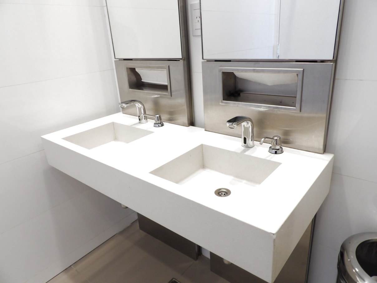 Los baños incorporan productos Roca que priorizan la eficiencia energética e hídrica: la grifería de lavabo L20, con tecnología Cold Start, evita el consumo innecesario de agua caliente, y los temporizadores incluidos en las duchas del gimnasio contribuyen al ahorro de agua. En términos de seguridad y accesibilidad, se ha optado por la colección Access, con barras de apoyo y lavabos murales. Por último, los inodoros y urinarios de la colección Hall han sido seleccionados por su elegante diseño y durabilidad.5