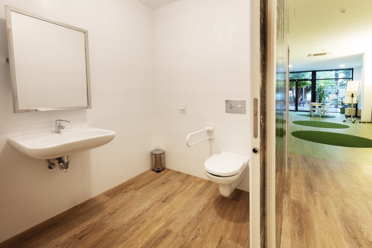 El original espacio abierto, diseñado según el método japonés del «ikigai», nos anima a priorizar nuestra pasión, dar sentido a nuestras vidas; se trata de un lugar acogedor y lleno de energía, donde los materiales naturales, el uso de la luz o la elección de los muebles invitan al visitante a desarrollarse plenamente. La participación de Roca en este proyecto aunó el diseño sostenible y la funcionalidad a través de productos como la grifería temporizada Sprint, el inodoro Meridian y la innovadora solución W+W, que combina lavabo e inodoro y reutiliza el agua del lavabo para descargar la cisterna. Con el fin de optimizar el espacio, se eligieron los prácticos accesorios de la colección Hotels, así como el bastidor In-Wall y el sifón Minimal. En los aseos adaptados para personas con movilidad reducida se optó por la grifería Victoria Pro, el espejo basculante Luna y productos de la colección Access. La selección de algunas de las soluciones más innovadoras de Roca subraya el compromiso del proyecto con el uso eficiente de los recursos, la durabilidad y la optimización del espacio en este entorno de gran tránsito.2