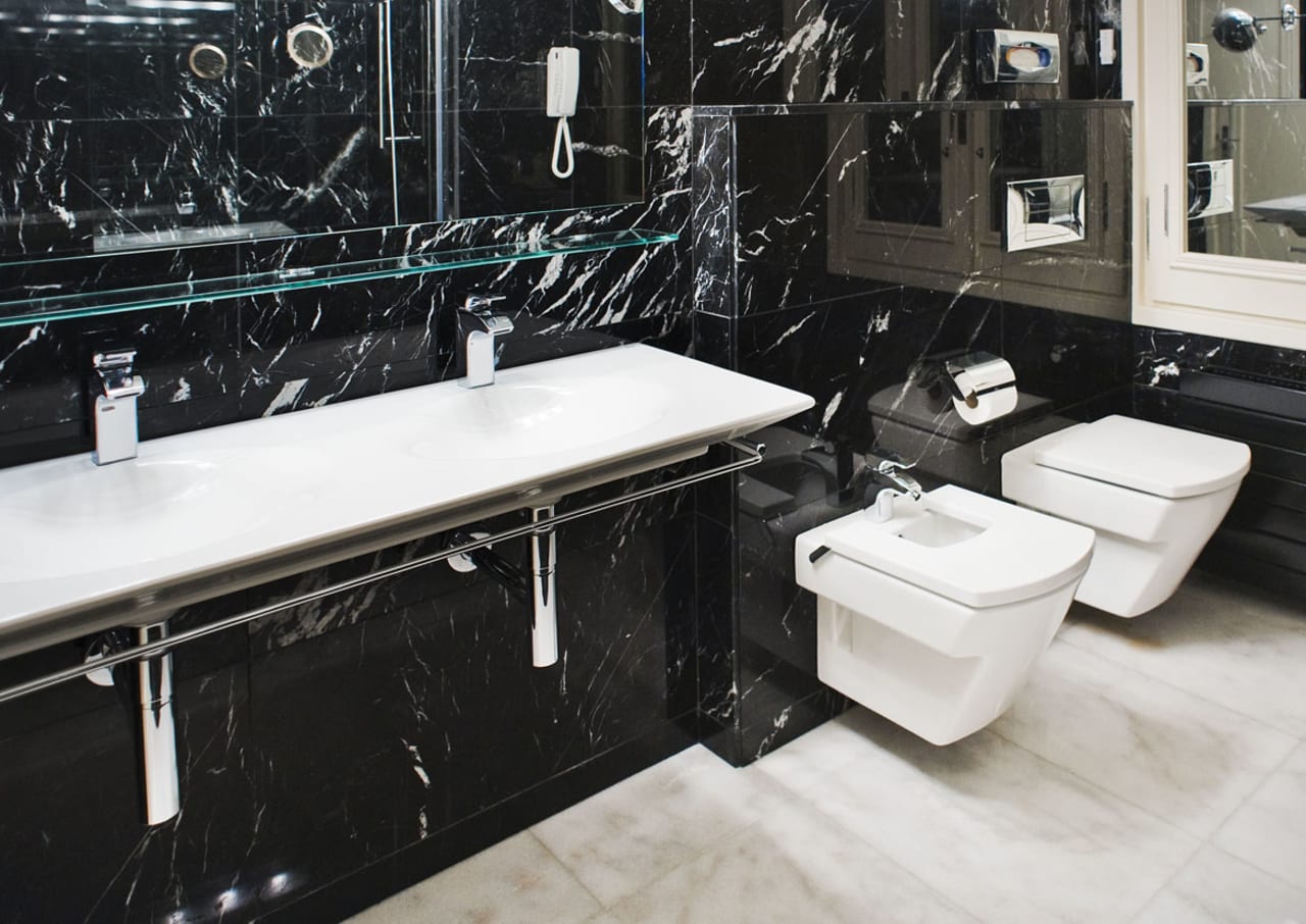 Los baños de Hostal de La Gavina están equipados con los inodoros Hall de Roca, así como los lavabos Diverta y Kalahari combinados con la grifería de líneas orgánicas Thesis. Estos productos fueron seleccionados por su diseño sofisticado y su excepcional calidad, ofreciendo a los usuarios una extraordinaria experiencia acorde con la atmósfera de exclusividad que se respira en el hotel. Los productos Roca aúnan durabilidad y estética y ofrecen a los huéspedes confort y estilo en cada detalle.1