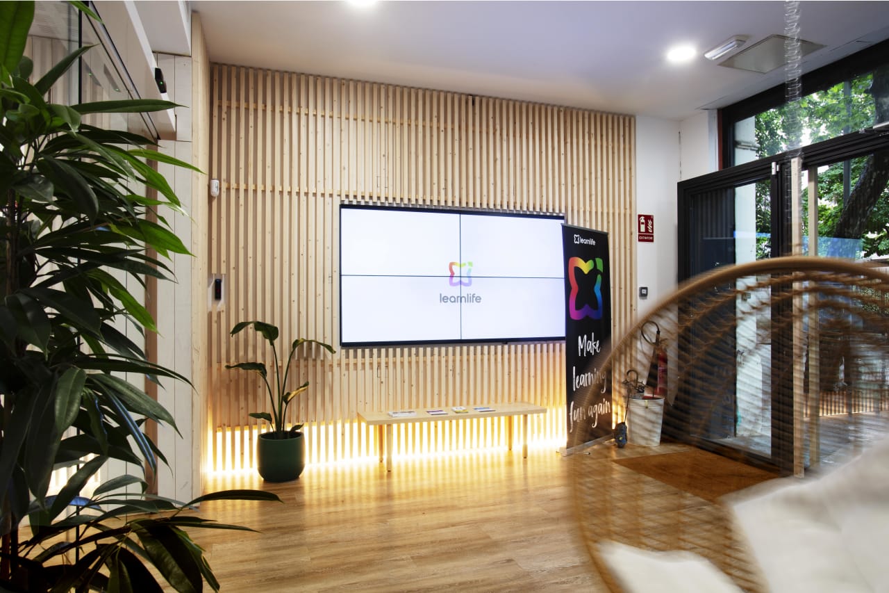 El original espacio abierto, diseñado según el método japonés del «ikigai», nos anima a priorizar nuestra pasión, dar sentido a nuestras vidas; se trata de un lugar acogedor y lleno de energía, donde los materiales naturales, el uso de la luz o la elección de los muebles invitan al visitante a desarrollarse plenamente. La participación de Roca en este proyecto aunó el diseño sostenible y la funcionalidad a través de productos como la grifería temporizada Sprint, el inodoro Meridian y la innovadora solución W+W, que combina lavabo e inodoro y reutiliza el agua del lavabo para descargar la cisterna. Con el fin de optimizar el espacio, se eligieron los prácticos accesorios de la colección Hotels, así como el bastidor In-Wall y el sifón Minimal. En los aseos adaptados para personas con movilidad reducida se optó por la grifería Victoria Pro, el espejo basculante Luna y productos de la colección Access. La selección de algunas de las soluciones más innovadoras de Roca subraya el compromiso del proyecto con el uso eficiente de los recursos, la durabilidad y la optimización del espacio en este entorno de gran tránsito.