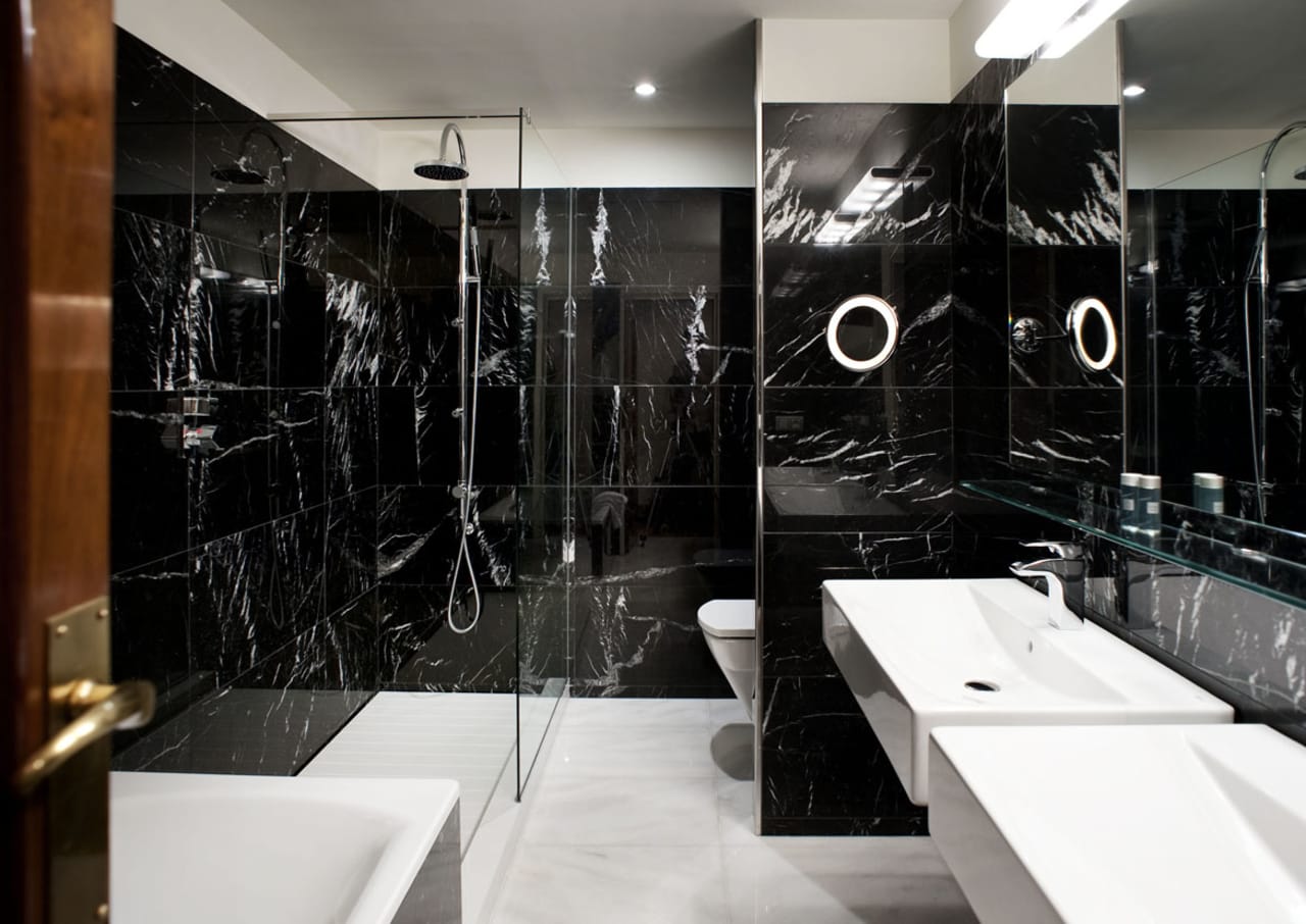 Los baños de Hostal de La Gavina están equipados con los inodoros Hall de Roca, así como los lavabos Diverta y Kalahari combinados con la grifería de líneas orgánicas Thesis. Estos productos fueron seleccionados por su diseño sofisticado y su excepcional calidad, ofreciendo a los usuarios una extraordinaria experiencia acorde con la atmósfera de exclusividad que se respira en el hotel. Los productos Roca aúnan durabilidad y estética y ofrecen a los huéspedes confort y estilo en cada detalle.2