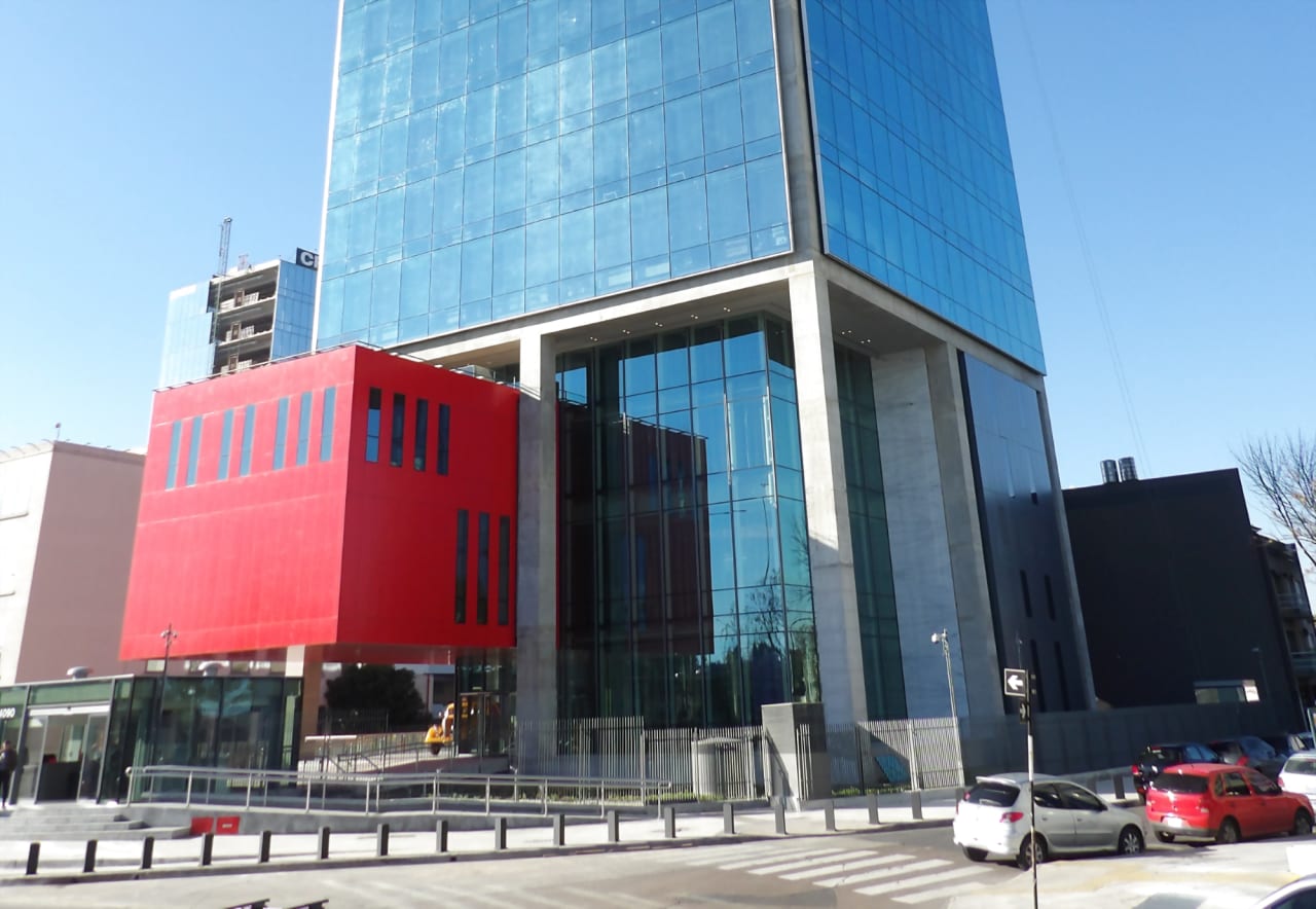 Los baños incorporan productos Roca que priorizan la eficiencia energética e hídrica: la grifería de lavabo L20, con tecnología Cold Start, evita el consumo innecesario de agua caliente, y los temporizadores incluidos en las duchas del gimnasio contribuyen al ahorro de agua. En términos de seguridad y accesibilidad, se ha optado por la colección Access, con barras de apoyo y lavabos murales. Por último, los inodoros y urinarios de la colección Hall han sido seleccionados por su elegante diseño y durabilidad.1