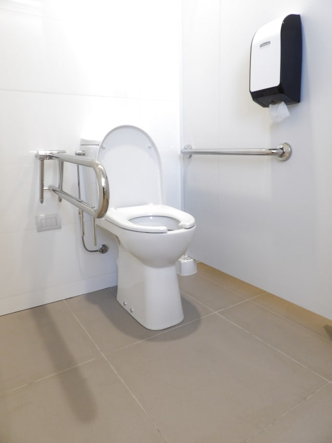 Los baños incorporan productos Roca que priorizan la eficiencia energética e hídrica: la grifería de lavabo L20, con tecnología Cold Start, evita el consumo innecesario de agua caliente, y los temporizadores incluidos en las duchas del gimnasio contribuyen al ahorro de agua. En términos de seguridad y accesibilidad, se ha optado por la colección Access, con barras de apoyo y lavabos murales. Por último, los inodoros y urinarios de la colección Hall han sido seleccionados por su elegante diseño y durabilidad.2