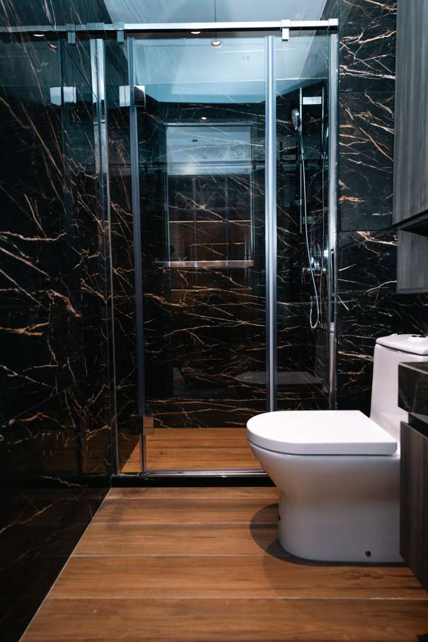 Las soluciones de Roca seleccionadas en los espacios de baño y las cocinas de todas las viviendas son el complemento perfecto al estilo exclusivo de las torres. Entre ellas se encuentran los inodoros Nexo y los inodoros suspendidos Meridian-N y The Gap, con asientos de caída amortiguada para un mayor confort. Con el fin de crear una experiencia exclusiva en la zona de ducha, se ha optado por el rociador circular Rainsense y la ducha de mano Stella, mientras que algunos apartamentos cuentan con la bañera Virginia, caracterizada por su elegante estética y grandes dimensiones. Asimismo, se han seleccionado lavabos de las colecciones Inspira, fabricados en Fineceramic®, y Bol, que realzan el diseño sofisticado de cada vivienda.8