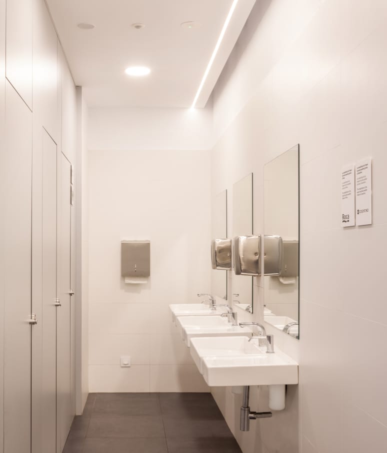 Con el fin de adaptar los baños a las necesidades actuales y respetar la integridad del edificio, los productos seleccionados deben transmitir los ideales contemporáneos de su arquitectura y ser accesibles e inclusivos. El diseño lineal y estructurado de los lavabos murales y las suaves curvas y volúmenes apilados de los inodoros suspendidos Roca Rimless® evocan una simplicidad atemporal y se hacen eco de los ideales modernistas del edificio de Sert. La colección Access, adecuada para todo tipo de usuarios, ha sido otra incorporación esencial a los baños, incluidos los asientos y tapas de inodoro, los espejos basculantes y los asientos de ducha abatibles. La elección de los dispensadores de toallas y las papeleras de la colección Public han contribuido a una mayor funcionalidad del espacio.4