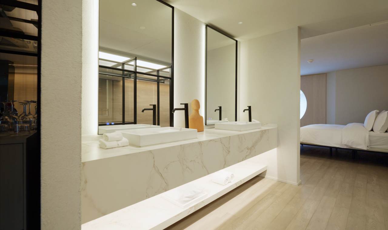 El compromiso de Roca por ofrecer experiencias de baño excepcionales están en perfecta sintonía con el prestigio del Hotel Unique como símbolo del lujo y la excelencia en el diseño en São Paulo. La reforma de 2024 combina modernidad con una elegancia atemporal, mejorando la experiencia de los huéspedes. Para crear una estética impactante, se ha combinado la grifería de lavabo de caño alto Ona de Roca en negro titanio con los lavabos Ohtake y Horizon. Los rociadores Rainsense en negro mate y las duchas de mano Stella proporcionan una agradable sensación de confort, mientras que los inodoros Inspira con tecnología Rimless completan un baño sostenible, sofisticado y minimalista.20