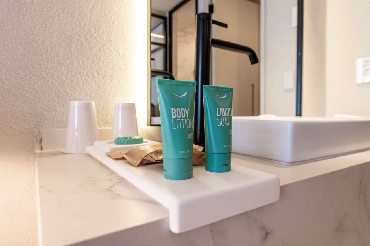 El compromiso de Roca por ofrecer experiencias de baño excepcionales están en perfecta sintonía con el prestigio del Hotel Unique como símbolo del lujo y la excelencia en el diseño en São Paulo. La reforma de 2024 combina modernidad con una elegancia atemporal, mejorando la experiencia de los huéspedes. Para crear una estética impactante, se ha combinado la grifería de lavabo de caño alto Ona de Roca en negro titanio con los lavabos Ohtake y Horizon. Los rociadores Rainsense en negro mate y las duchas de mano Stella proporcionan una agradable sensación de confort, mientras que los inodoros Inspira con tecnología Rimless completan un baño sostenible, sofisticado y minimalista.22