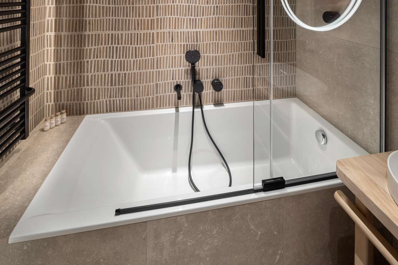 La prioridad en el diseño interior del hotel es garantizar que los huéspedes se vayan con una sonrisa, sintiéndose relajados y completamente satisfechos. Adoptando el enfoque minimalista del hygge, el diseño transmite una agradable sensación de confort a través de una cuidada selección de colores y mobiliario en materiales naturales con suaves curvas y formas orgánicas. En perfecta sintonía con la filosofía hygge, las líneas suaves y las formas redondeadas del lavabo Beyond de color café y del inodoro y bidé Inspira irradian relajación, calidez y armonía. El diseño de la colección Ona, inspirado en la naturaleza, se suma a la estética relajante. Los bidés y lavabos suspendidos contribuyen a crear una sensación de amplitud y equilibrio que evoca la serenidad de los paisajes tranquilos. De esta forma, el confort y el hygge se transmiten a todos los huéspedes del hotel. Los aseos públicos para hombres cuentan con los minimalistas urinarios Proton y los aseos accesibles están equipados con inodoros Access y asas de baño, garantizando un entorno acogedor e inclusivo para todos.28