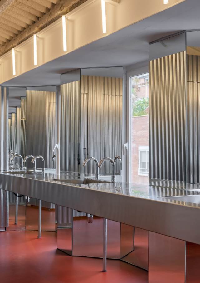 En la transformación de Forkstone destaca el equilibrio entre la conservación del carácter histórico del edificio y la atención a las necesidades de una oficina moderna. Los baños se han concebido como un santuario para los trabajadores de las oficinas, con paredes onduladas de acero, suelos en tonos rojos y elementos con un diseño minimalista. La grifería electrónica Loft y los inodoros suspendidos Ona de Roca encajan a la perfección en la atmósfera del edificio y ofrecen confort y practicidad a este innovador espacio de trabajo.4