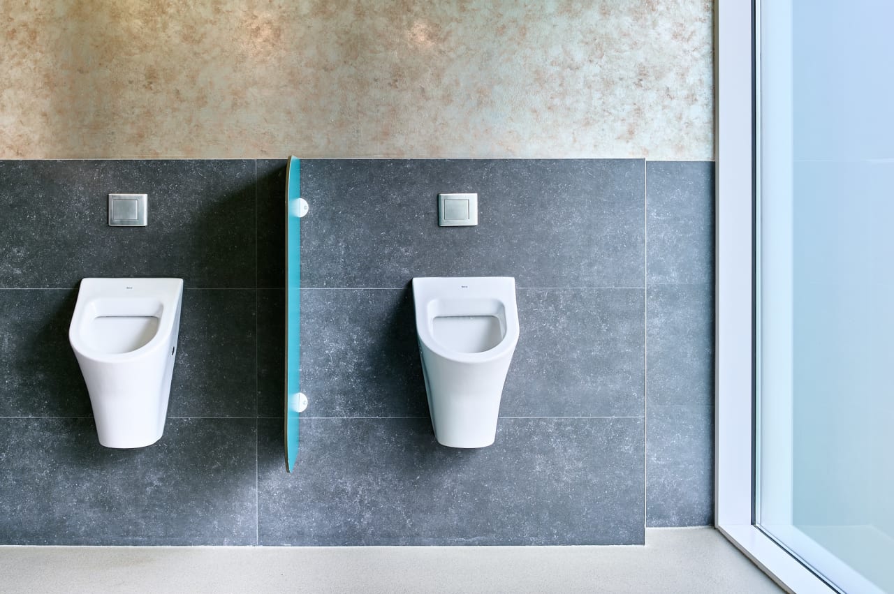 Los baños del hotel están equipados con las colecciones de Roca Inspira, Loft, Atlas y Nexo. Los lavabos Inspira ofrecen versatilidad y un uso eficiente del espacio; en cuanto a la grifería Loft permite controlar el caudal de agua de forma precisa, mientras que Atlas resulta fácil de manejar y ofrece la durabilidad requerida en un entorno de uso intensivo. Asimismo, varios apartamentos disponen de bañeras de la colección Ariane, que permiten a los huéspedes relajarse mientras disfrutan de la vista panorámica.4