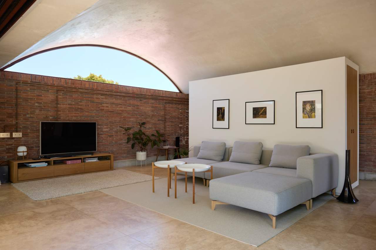 La distribución de Casa IV transforma el baño en un elemento fluido del espacio vital, contribuyendo a mejorar la experiencia de los habitantes de la vivienda. La incorporación de la bañera, el inodoro y el lavabo sobre encimera de la colección Tura genera una sensación de calma y sofisticación, mientras que la grifería Stripes de la colección Nu introduce un toque de dinamismo. La bañera trasciende lo funcional, convirtiéndose en el centro de atención del dormitorio y en un símbolo del estilo de vida mediterráneo. Esta vivienda es un ejemplo de cómo los productos Roca mejoran la experiencia de los usuarios, creando una mezcla perfecta de funcionalidad y diseño, en línea con la filosofía del proyecto, basada en la elegancia discreta y en los detalles cuidadosamente escogidos.25