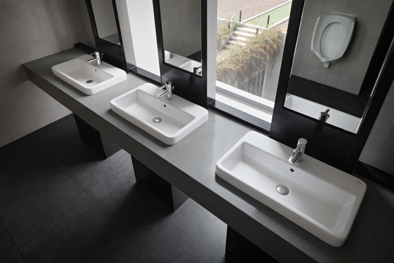 Los espacios de baño del hotel, minimalistas y modernos, están equipados con las soluciones de Roca. Los rociadores Rainsense y Raindream son una fuente de bienestar, mientras que las suaves formas redondeadas de los inodoros Meridian, las bañeras Element y los lavabos The Gap evocan la conexión con la naturaleza. En los espacios públicos del hotel, los urinarios Mural y los lavabos Inspira aportan sofisticación y la máxima funcionalidad, en línea conel compromiso del hotel con el lujo y el diseño más vanguardista.6