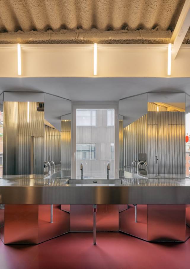 En la transformación de Forkstone destaca el equilibrio entre la conservación del carácter histórico del edificio y la atención a las necesidades de una oficina moderna. Los baños se han concebido como un santuario para los trabajadores de las oficinas, con paredes onduladas de acero, suelos en tonos rojos y elementos con un diseño minimalista. La grifería electrónica Loft y los inodoros suspendidos Ona de Roca encajan a la perfección en la atmósfera del edificio y ofrecen confort y practicidad a este innovador espacio de trabajo.8