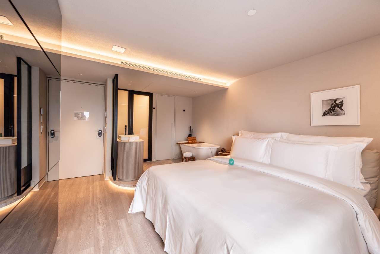 El compromiso de Roca por ofrecer experiencias de baño excepcionales están en perfecta sintonía con el prestigio del Hotel Unique como símbolo del lujo y la excelencia en el diseño en São Paulo. La reforma de 2024 combina modernidad con una elegancia atemporal, mejorando la experiencia de los huéspedes. Para crear una estética impactante, se ha combinado la grifería de lavabo de caño alto Ona de Roca en negro titanio con los lavabos Ohtake y Horizon. Los rociadores Rainsense en negro mate y las duchas de mano Stella proporcionan una agradable sensación de confort, mientras que los inodoros Inspira con tecnología Rimless completan un baño sostenible, sofisticado y minimalista.13