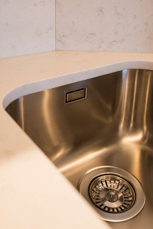 Los baños del Gran Meliá Torre Melina ofrecen una experiencia sofisticada y confortable, realzada por los productos de alta gama de Roca. En las habitaciones Supreme, los huéspedes pueden disfrutar de un exclusivo baño con la original bañera de Stonex® Kauai y la grifería de baño-ducha. Otras habitaciones cuentan con innovadoras soluciones para el espacio de ducha, como los platos de ducha de Stonex® Terran y la grifería termostática T-500, que proporcionan una sensación única en la ducha. Los aseos públicos del hotel cuentan con modernos y funcionales lavabos sobre encimera de la colección Ona, urinarios Mural e inodoros adosados a pared The Gap Round. Los resistentes materiales de Roca Stonex® y Fineceramic® no sólo contribuyen a optimizar los estándares de higiene, sino que también aumentan la eficiencia operativa en todo el hotel, reflejando el compromiso de este establecimiento con la excelencia hotelera.11