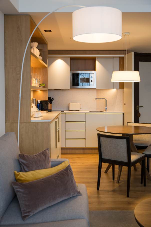 Los baños del Gran Meliá Torre Melina ofrecen una experiencia sofisticada y confortable, realzada por los productos de alta gama de Roca. En las habitaciones Supreme, los huéspedes pueden disfrutar de un exclusivo baño con la original bañera de Stonex® Kauai y la grifería de baño-ducha. Otras habitaciones cuentan con innovadoras soluciones para el espacio de ducha, como los platos de ducha de Stonex® Terran y la grifería termostática T-500, que proporcionan una sensación única en la ducha. Los aseos públicos del hotel cuentan con modernos y funcionales lavabos sobre encimera de la colección Ona, urinarios Mural e inodoros adosados a pared The Gap Round. Los resistentes materiales de Roca Stonex® y Fineceramic® no sólo contribuyen a optimizar los estándares de higiene, sino que también aumentan la eficiencia operativa en todo el hotel, reflejando el compromiso de este establecimiento con la excelencia hotelera.16