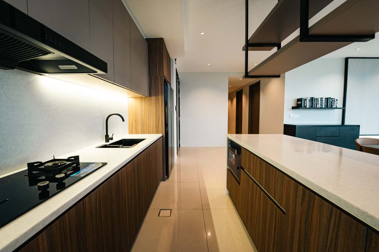 Las soluciones de Roca seleccionadas en los espacios de baño y las cocinas de todas las viviendas son el complemento perfecto al estilo exclusivo de las torres. Entre ellas se encuentran los inodoros Nexo y los inodoros suspendidos Meridian-N y The Gap, con asientos de caída amortiguada para un mayor confort. Con el fin de crear una experiencia exclusiva en la zona de ducha, se ha optado por el rociador circular Rainsense y la ducha de mano Stella, mientras que algunos apartamentos cuentan con la bañera Virginia, caracterizada por su elegante estética y grandes dimensiones. Asimismo, se han seleccionado lavabos de las colecciones Inspira, fabricados en Fineceramic®, y Bol, que realzan el diseño sofisticado de cada vivienda.17