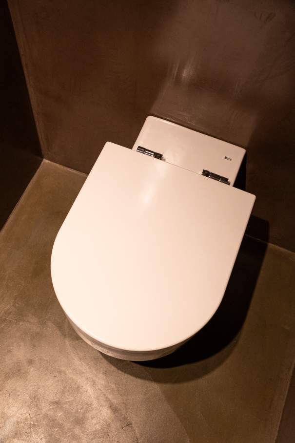 El diseño de este hotel boutique de 13 habitaciones se inspira en el apilado horizontal de las botellas de cava y en la técnica del trencadís de Antoni Gaudí. Las líneas sinuosas, los grandes ventanales circulares y los motivos geométricos, junto con el uso de materiales naturales, crean un conjunto equilibrado en perfecta armonía con el entorno. Los modernos baños de planta abierta cuentan con lavabos Bol en acabado grafito, la elegante grifería de lavabo Thesis y los originales inodoros Happening. La decidida apuesta por la sostenibilidad, patente en el cuidado diseño del edificio y las buenas prácticas sostenibles, también se refleja en los productos Roca, que contribuyen a la eficiencia energética y la durabilidad.8