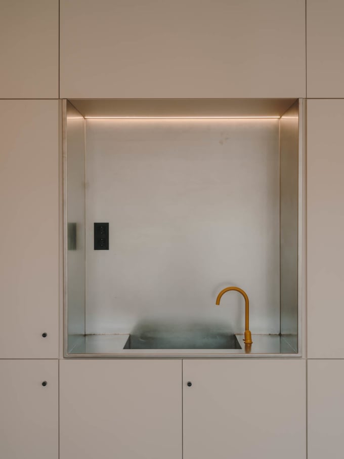 La colección Nu de grifería, presente en las cocinas, ha sido seleccionada por su vibrante color e innovador diseño. El divertido acabado amarillo miel aporta personalidad a los minimalistas baños comunes. Los inodoros suspendidos Rimless® de la colección The Gap Round, los inodoros de la colección Meridian y los urinarios de porcelana de la colección Hall cuentan con diseño moderno que refleja la estética del edificio. El lavabo mural Debba, de líneas redondeadas y con un estilo inconfundible, es la elección perfecta para baños muy transitados gracias a su durabilidad y funcionalidad. Las colecciones de grifería Brava e Instant, con un moderno e intuitivo diseño, son fáciles de utilizar e ideales para entornos de uso intensivo.4