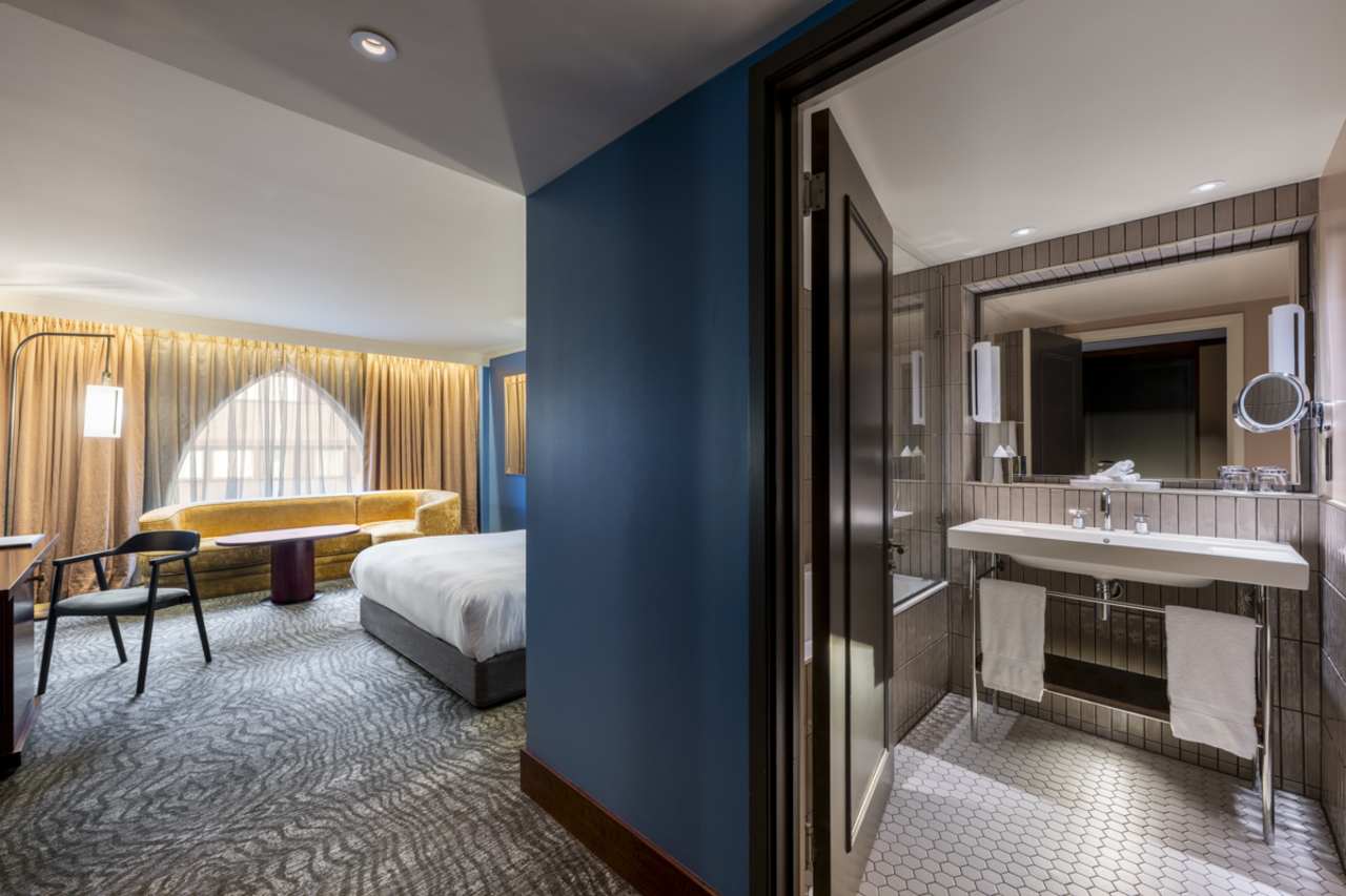 El inodoro suspendido Rimless® y el lavabo de Fineceramic®, ambos de la colección Ona, han sido seleccionados por su diseño funcional y su innovadora tecnología. El primero mejora la higiene y la eficiencia espacial, mientras que el segundo ofrece la máxima durabilidad y un diseño sofisticado. Por otro lado, el plato de ducha Pyros, fabricado en Stonex®, destaca por su diseño extraplano y su discreto desagüe lineal, elevando así la estética del espacio de baño. Esta colaboración es el ejemplo perfecto de cómo el diseño y la tecnología de vanguardia logran realzar los espacios históricos, creando una sinergia atemporal entre la elegancia victoriana y el confort más actual.2