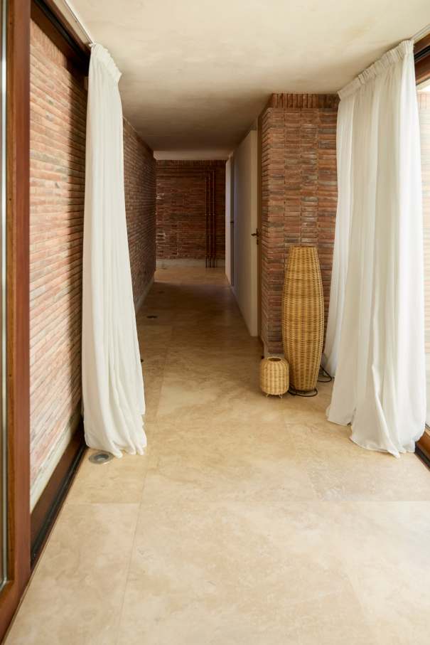 La distribución de Casa IV transforma el baño en un elemento fluido del espacio vital, contribuyendo a mejorar la experiencia de los habitantes de la vivienda. La incorporación de la bañera, el inodoro y el lavabo sobre encimera de la colección Tura genera una sensación de calma y sofisticación, mientras que la grifería Stripes de la colección Nu introduce un toque de dinamismo. La bañera trasciende lo funcional, convirtiéndose en el centro de atención del dormitorio y en un símbolo del estilo de vida mediterráneo. Esta vivienda es un ejemplo de cómo los productos Roca mejoran la experiencia de los usuarios, creando una mezcla perfecta de funcionalidad y diseño, en línea con la filosofía del proyecto, basada en la elegancia discreta y en los detalles cuidadosamente escogidos.22