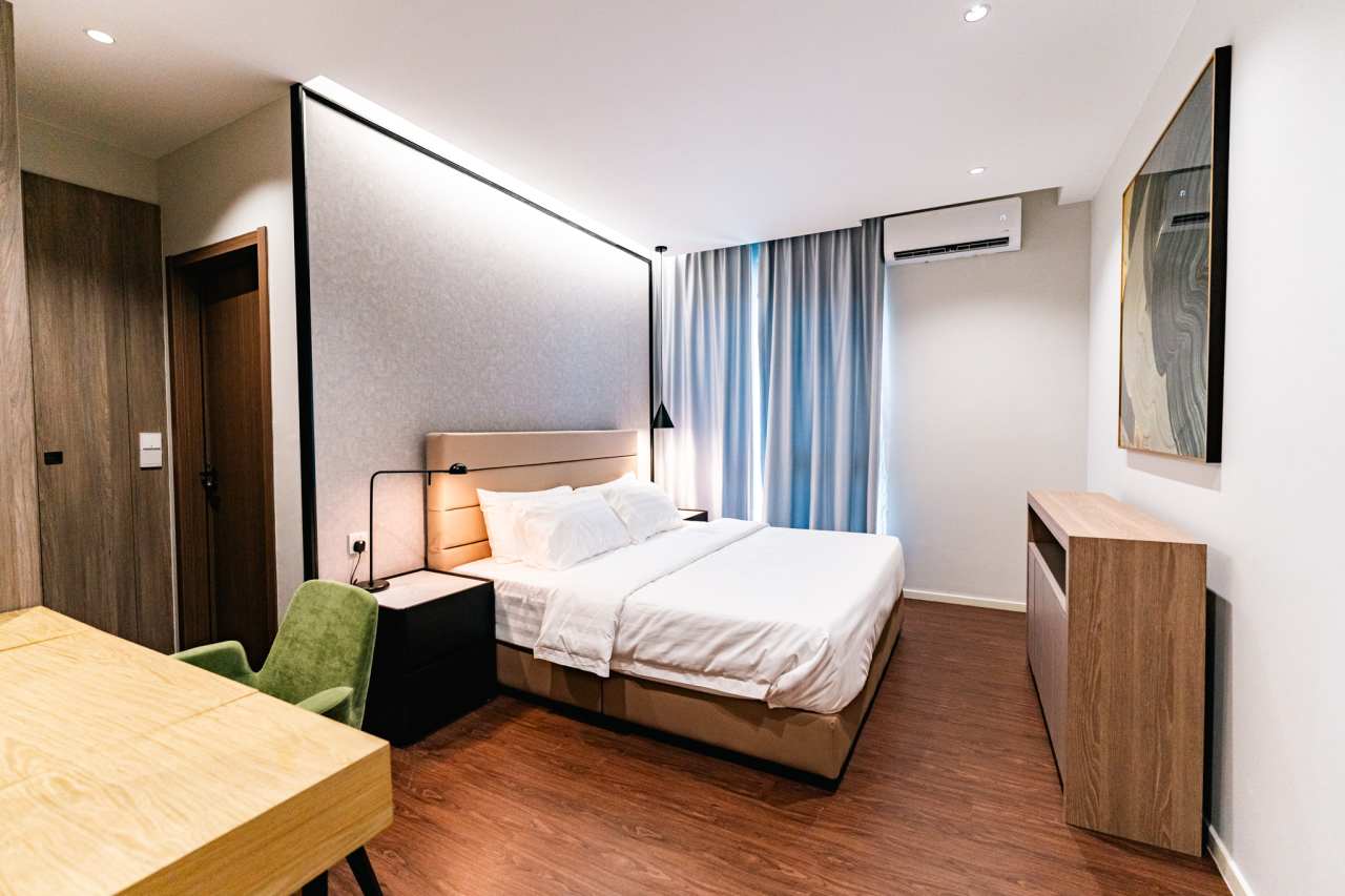 Las soluciones de Roca seleccionadas en los espacios de baño y las cocinas de todas las viviendas son el complemento perfecto al estilo exclusivo de las torres. Entre ellas se encuentran los inodoros Nexo y los inodoros suspendidos Meridian-N y The Gap, con asientos de caída amortiguada para un mayor confort. Con el fin de crear una experiencia exclusiva en la zona de ducha, se ha optado por el rociador circular Rainsense y la ducha de mano Stella, mientras que algunos apartamentos cuentan con la bañera Virginia, caracterizada por su elegante estética y grandes dimensiones. Asimismo, se han seleccionado lavabos de las colecciones Inspira, fabricados en Fineceramic®, y Bol, que realzan el diseño sofisticado de cada vivienda.34