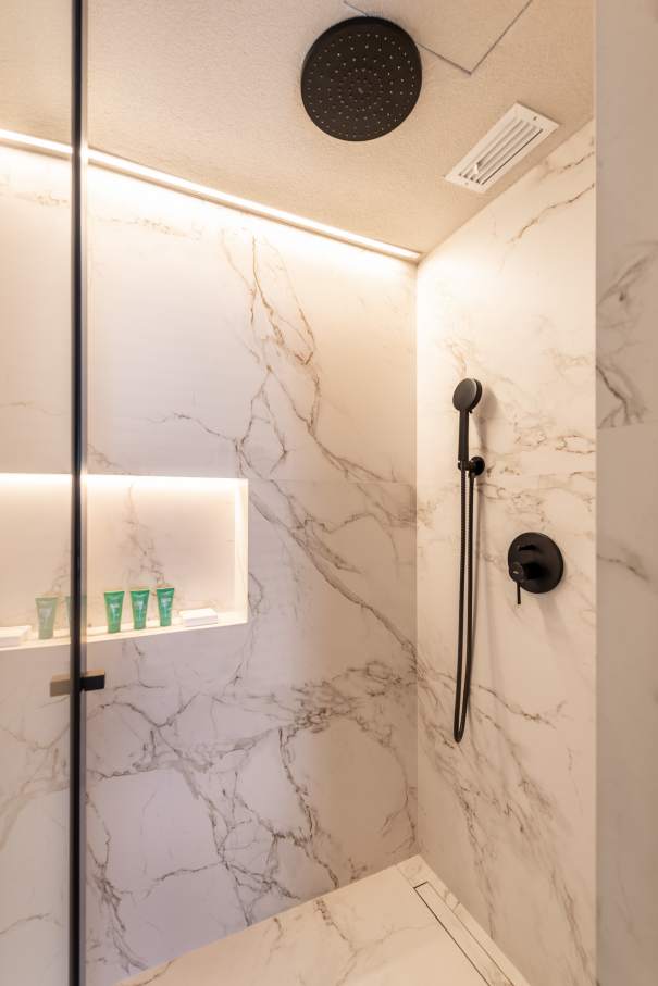 El compromiso de Roca por ofrecer experiencias de baño excepcionales están en perfecta sintonía con el prestigio del Hotel Unique como símbolo del lujo y la excelencia en el diseño en São Paulo. La reforma de 2024 combina modernidad con una elegancia atemporal, mejorando la experiencia de los huéspedes. Para crear una estética impactante, se ha combinado la grifería de lavabo de caño alto Ona de Roca en negro titanio con los lavabos Ohtake y Horizon. Los rociadores Rainsense en negro mate y las duchas de mano Stella proporcionan una agradable sensación de confort, mientras que los inodoros Inspira con tecnología Rimless completan un baño sostenible, sofisticado y minimalista.6