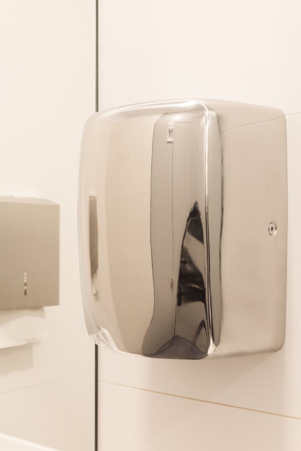 Con el fin de adaptar los baños a las necesidades actuales y respetar la integridad del edificio, los productos seleccionados deben transmitir los ideales contemporáneos de su arquitectura y ser accesibles e inclusivos. El diseño lineal y estructurado de los lavabos murales y las suaves curvas y volúmenes apilados de los inodoros suspendidos Roca Rimless® evocan una simplicidad atemporal y se hacen eco de los ideales modernistas del edificio de Sert. La colección Access, adecuada para todo tipo de usuarios, ha sido otra incorporación esencial a los baños, incluidos los asientos y tapas de inodoro, los espejos basculantes y los asientos de ducha abatibles. La elección de los dispensadores de toallas y las papeleras de la colección Public han contribuido a una mayor funcionalidad del espacio.15