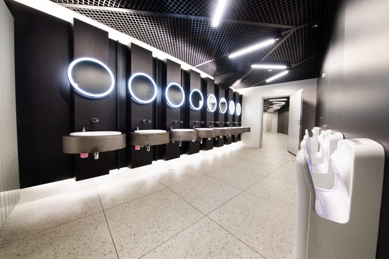 Los baños reformados incorporan las colecciones Hall y Beyond de Roca, que ofrecen soluciones adaptables a espacios muy transitados, y la grifería L20, con tecnología de ahorro de agua. Los elegantes urinarios Chic se combinan con los sistemas de descarga electrónicos Sentronic, que se activan sin contacto para ofrecer la máxima higiene. La colección Access facilita la accesibilidad para los usuarios con movilidad reducida, creando un entorno acogedor para todos.3