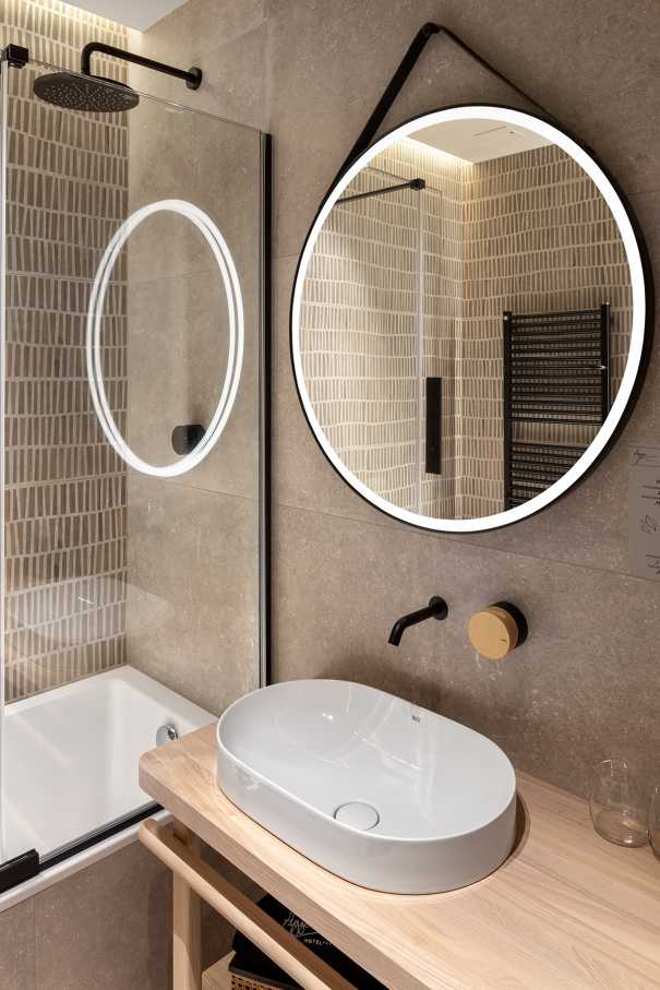 La prioridad en el diseño interior del hotel es garantizar que los huéspedes se vayan con una sonrisa, sintiéndose relajados y completamente satisfechos. Adoptando el enfoque minimalista del hygge, el diseño transmite una agradable sensación de confort a través de una cuidada selección de colores y mobiliario en materiales naturales con suaves curvas y formas orgánicas. En perfecta sintonía con la filosofía hygge, las líneas suaves y las formas redondeadas del lavabo Beyond de color café y del inodoro y bidé Inspira irradian relajación, calidez y armonía. El diseño de la colección Ona, inspirado en la naturaleza, se suma a la estética relajante. Los bidés y lavabos suspendidos contribuyen a crear una sensación de amplitud y equilibrio que evoca la serenidad de los paisajes tranquilos. De esta forma, el confort y el hygge se transmiten a todos los huéspedes del hotel. Los aseos públicos para hombres cuentan con los minimalistas urinarios Proton y los aseos accesibles están equipados con inodoros Access y asas de baño, garantizando un entorno acogedor e inclusivo para todos.8