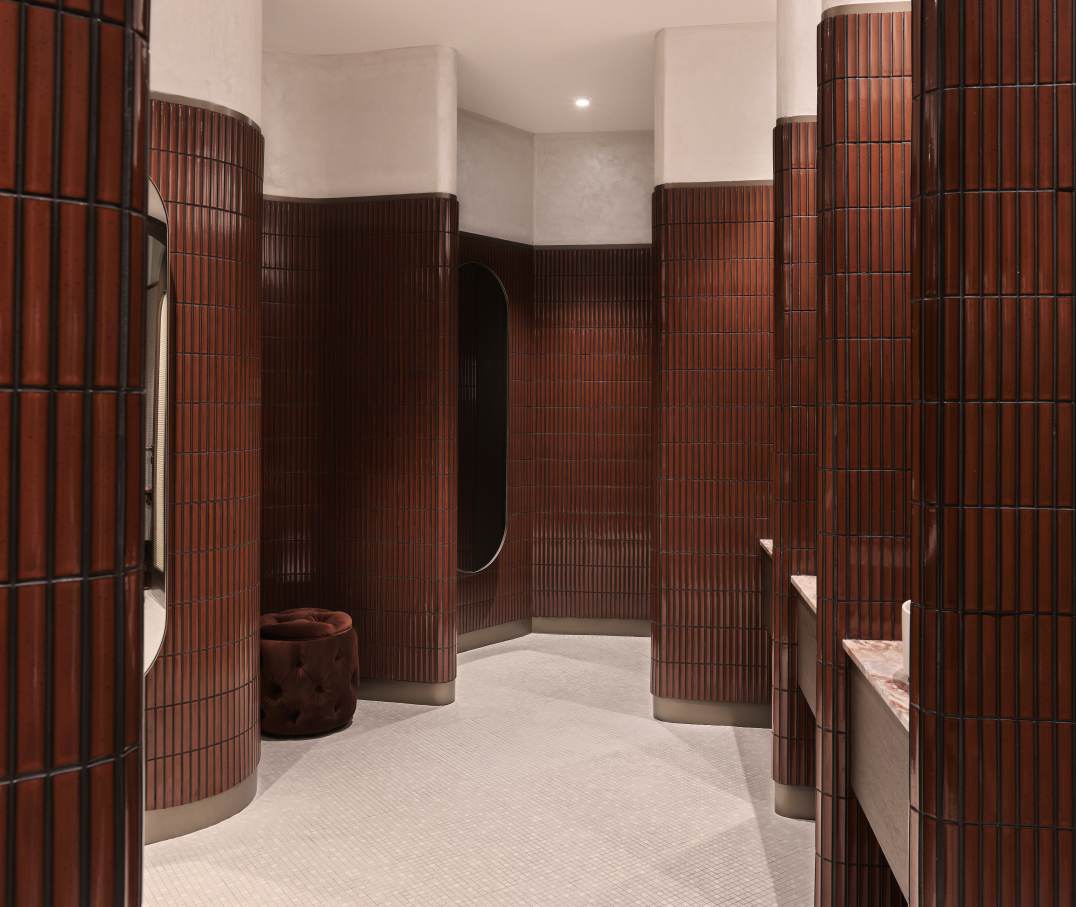 Los espacios de baño son las zonas más íntimas del restaurante y en ellos se ha optado por un diseño de líneas curvas que invita al confort. El lavabo sobre encimera de Fineceramic® Inspira Round ofrece un contrapunto orgánico a las singulares paredes curvas de los baños. La grifería electrónica de lavabo L30-E añade un plus de diseño al espacio y garantiza la eficiencia hídrica, en línea con el concepto del «Árbol de la vida». Entre los accesorios se encuentran la percha Cubica y el escobillero de pared mural Victoria, modelos minimalistas y discretos que ofrecen la máxima funcionalidad. Por otro lado, el inodoro suspendido Rimless Dama, con asiento con caída amortiguada y placa de accionamiento dual In-Wall PL10 (One), aporta un toque de modernidad y complementa el estilo acogedor y natural del espacio de baño.5