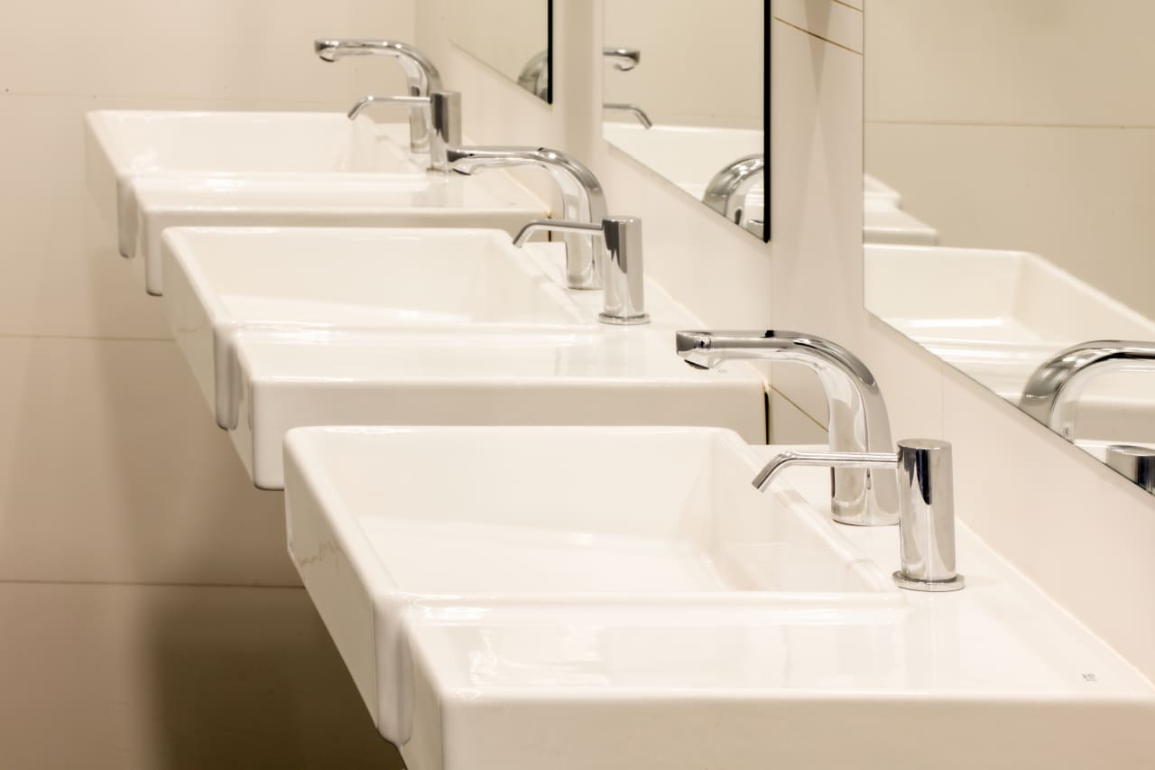 Con el fin de adaptar los baños a las necesidades actuales y respetar la integridad del edificio, los productos seleccionados deben transmitir los ideales contemporáneos de su arquitectura y ser accesibles e inclusivos. El diseño lineal y estructurado de los lavabos murales y las suaves curvas y volúmenes apilados de los inodoros suspendidos Roca Rimless® evocan una simplicidad atemporal y se hacen eco de los ideales modernistas del edificio de Sert. La colección Access, adecuada para todo tipo de usuarios, ha sido otra incorporación esencial a los baños, incluidos los asientos y tapas de inodoro, los espejos basculantes y los asientos de ducha abatibles. La elección de los dispensadores de toallas y las papeleras de la colección Public han contribuido a una mayor funcionalidad del espacio.11