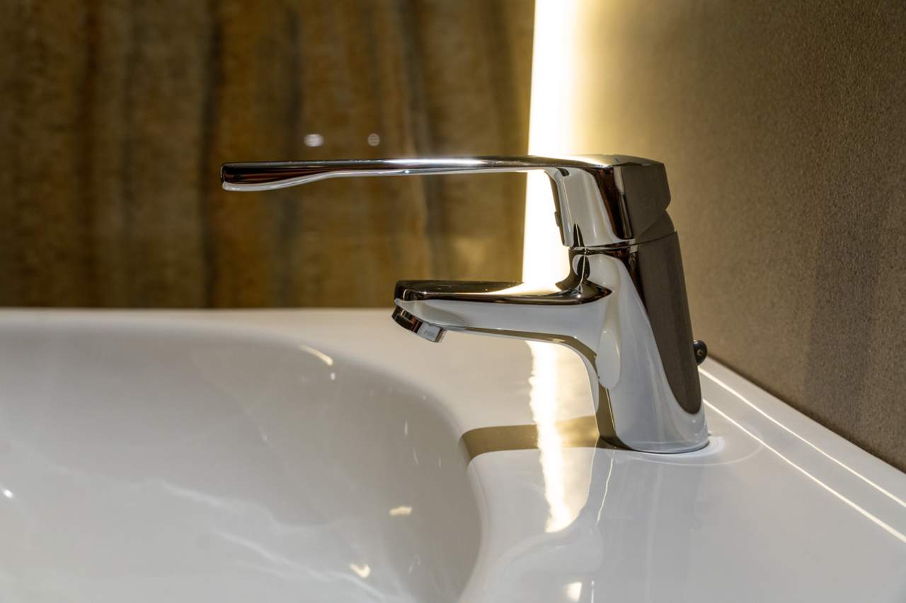 El restaurante Omeraki es pionero a la hora de ofrecer una experiencia gastronómica creativa y respetuosa con el medio ambiente. La sostenibilidad es el núcleo de su filosofía, que se traslada al diseño de los baños a través de los innovadores productos de Roca. Entre ellos destaca el icónico inodoro W+W, presente tanto en el baño de hombres como en el de mujeres, donde proporciona una solución sostenible y eficiente sin comprometer el diseño. La elegancia y funcionalidad del baño se ve realzada por los lavabos totem de Fineceramic® de la colección Beyond y la grifería electrónica Loft.7