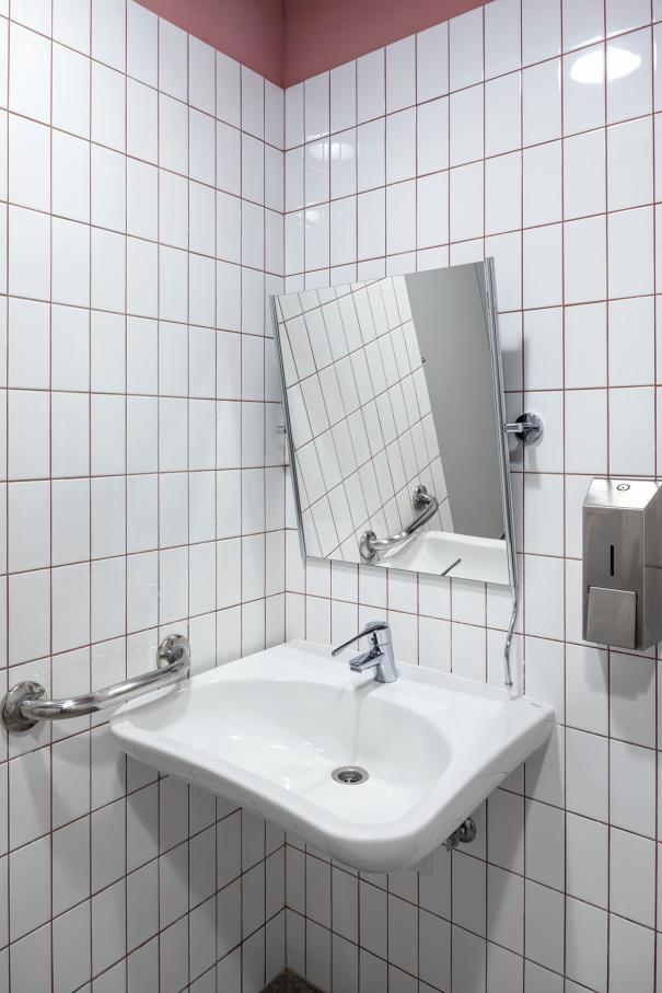 El proyecto, dirigido por el estudio holandés MVRDV en colaboración con el estudio polaco Q2 Studio, combina la rehabilitación histórica con una ampliación moderna. Los interiores, galardonados con el prestigioso premio ArchDaily al Edificio del Año en 2021, aúnan a la perfección funcionalidad y estética. Para garantizar el confort de todos los usuarios, los espacios de baño cuentan con productos Roca, como los lavabos suspendidos Debba, los urinarios Nexo y los inodoros suspendidos The Gap Rimless. Asimismo, la grifería electrónica L20 y la grifería de lavabo con maneta gerontológica completan el equipamiento de los baños, reflejando el compromiso del proyecto con la calidad y la excelencia en el diseño.1