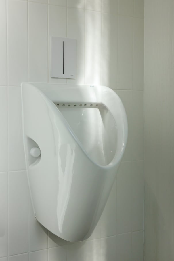 El interiorismo de los baños de TriQube cuentan con una estética minimalista que invita a la calma, con formas redondeadas y una paleta de colores relajantes que crean un ambiente de serenidad. Los urinarios Chic añaden un toque de elegancia con un estilo urbano, mientras las asas de baño Access y los inodoros Meridian garantizan la accesibilidad y el máximo confort. Los productos Roca han sido cuidadosamente seleccionados para contribuir a la funcionalidad y el espíritu de innovación del espacio, aportando los más altos estándares de calidad y diseño.11